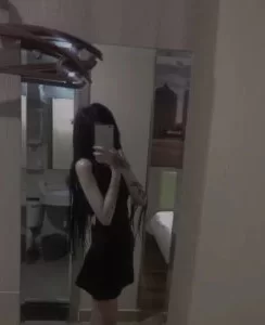 十八岁兼职纹身小美女