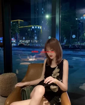 00后嫩妹,还没开学做兼职