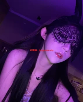 重庆渝北年轻骚妹妹很会玩深喉 乳交足交颜射 样样精通体验感十足